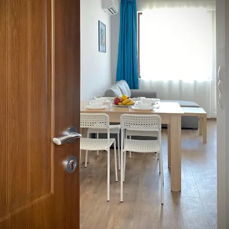 Апартаменты Central Seaview For 4 Guests